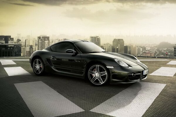 Porsche negro en la carretera con marcas