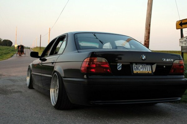 BMW E38 serie 7 negro en la carretera