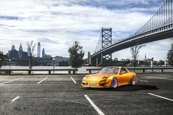 Mazda rx-7 gialla per ragazze alla moda