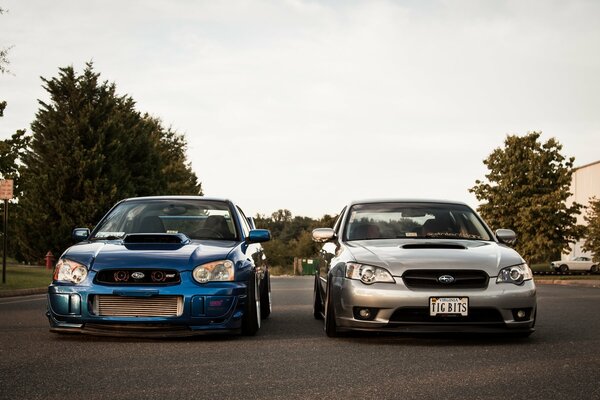 Dos coches de lujo-izquierda azul, derecha plata