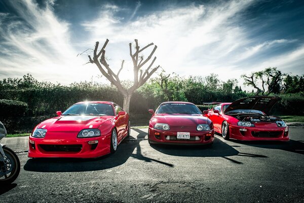 Trio de voitures de tuning rouges