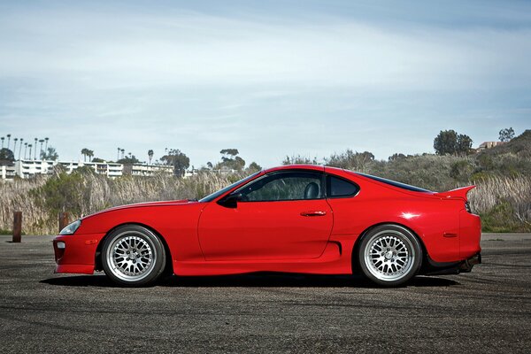 Toyota Supra rojo como pimiento picante