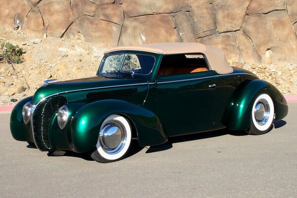 Voiture rétro avec beau corps en métal vert