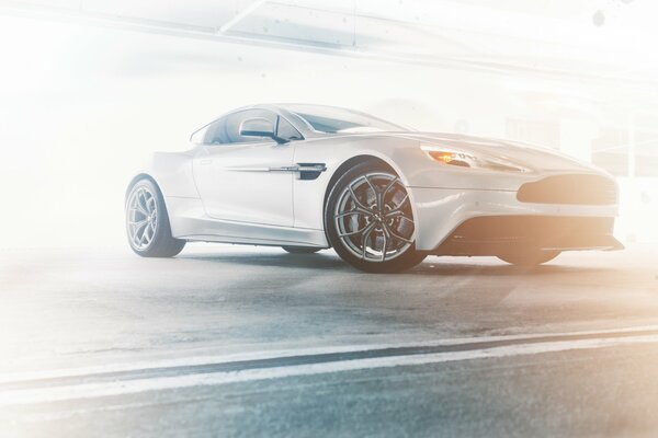 Silberner Aston martin vanquish