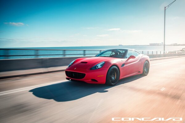 Матовая красная машина Ferrari на дорогах Калифорнии