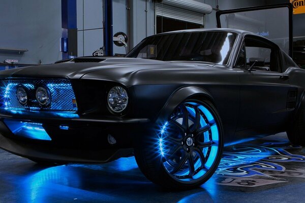 Shelby Mustang mit Neonbeleuchtung in der Werkstatt