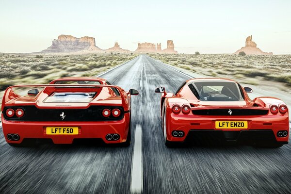 Due Ferari che viaggiano in lontananza lungo l autostrada