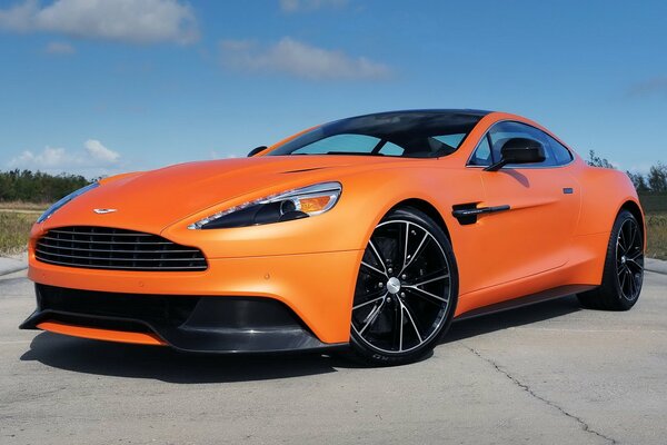 Samochód Aston Martin na stylowych kołach