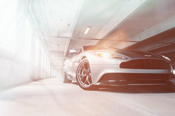 Серебристый Aston Martin vanquish