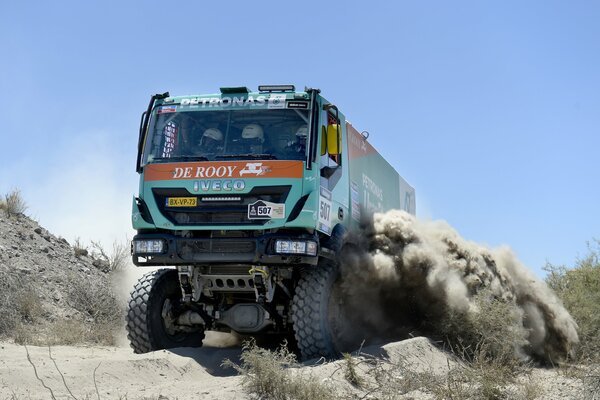 Iveco-LKW im Staub bei der Rallye Dakar