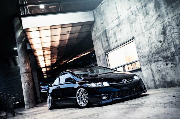 Honda civic auf dem Hintergrund von Betonplatten im Hangar