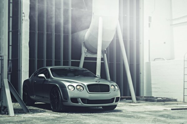 Bentley Continental wytrzymały jak stal
