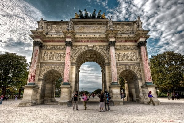 Touristen gehen durch den Bogen