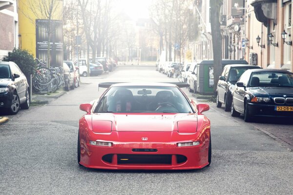 Voiture de course japonaise rouge