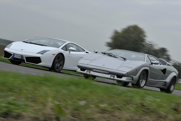 Zwei Autos der Marken lamborghini countach und Gallardo auf der Autobahn