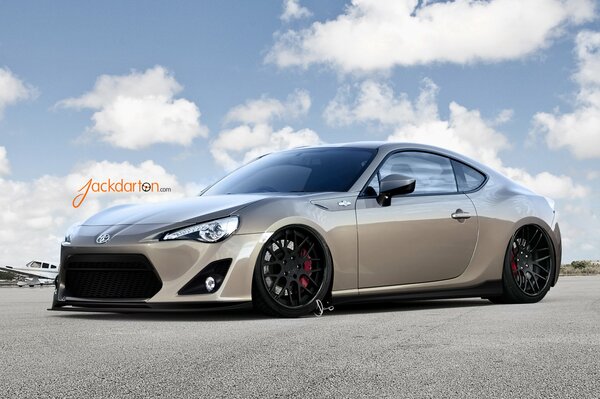 Toyota GT86 gris en nuevo diseño contra el cielo