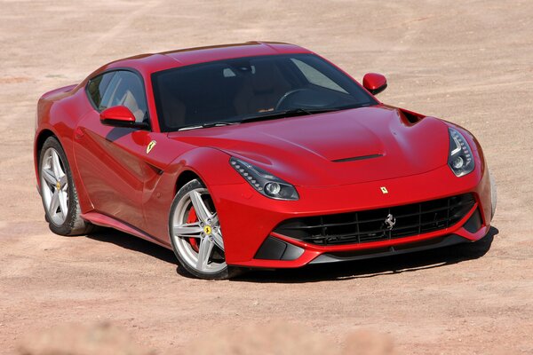 Der Ferrari f12 sieht im Wüstensand schön aus