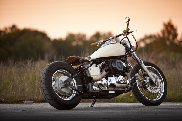 Hermosa motocicleta yamaha 650 en el fondo de la puesta de sol