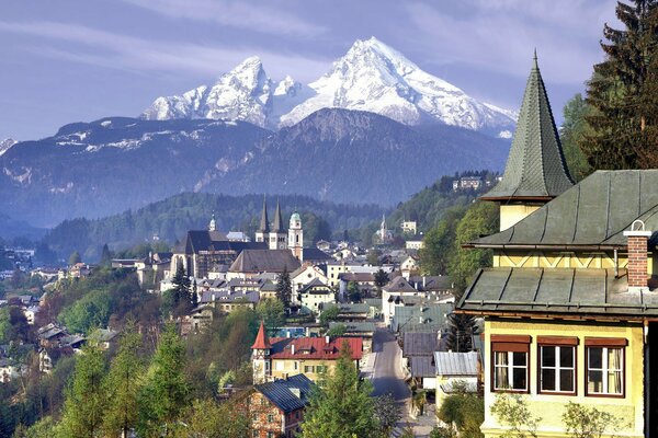 Berge und Wald im Frühling in Deutschland