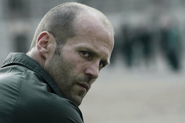 Ritratto di Jason Statham che guarda indietro