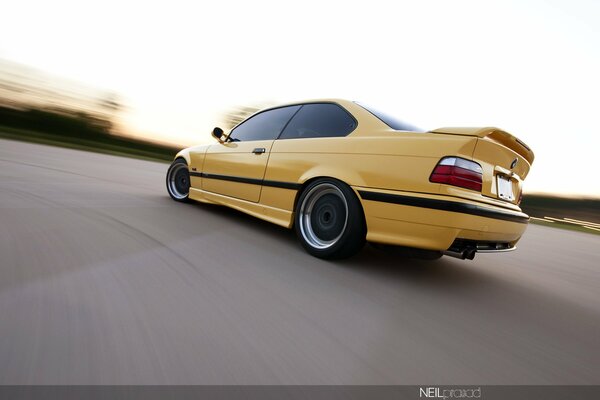 Voiture de course jaune en mouvement