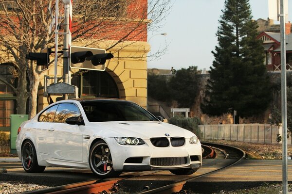 Weißes BMW Coupé mit vertieften Scheiben