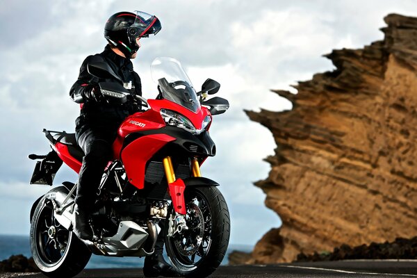 Voyage en moto sur une route déserte