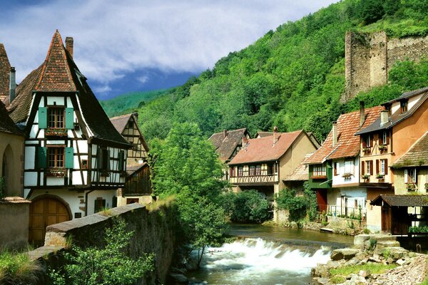 El pueblo verde de Kaisersberg en Francia