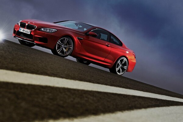 Rosso BMW Coupé su strada vista laterale