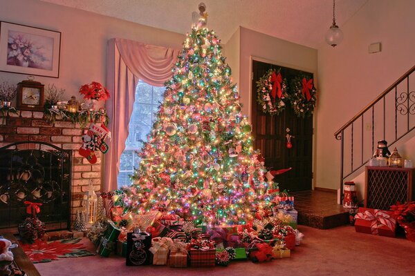 Árbol de Navidad de lujo junto a la chimenea