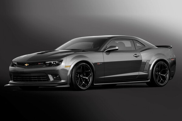 Chevrolet Camaro z28 avec esthétique noire