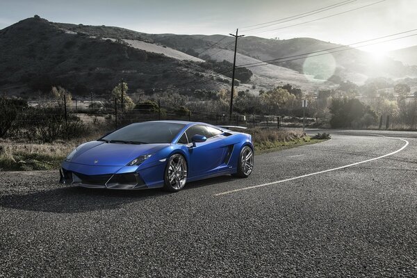 Glamour Blue Lamborghini Gallardo na torze w Hiszpanii