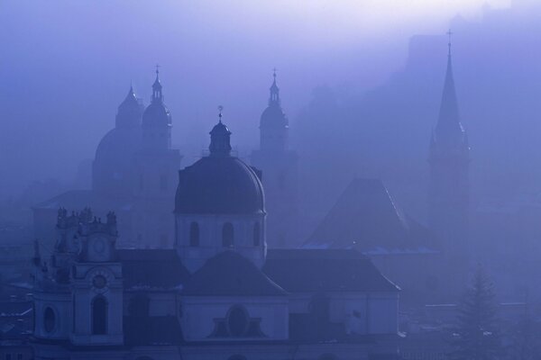 Österreichisches Salzburg im Herbst im Nebel