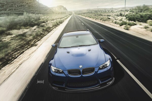 Bleu BMW se précipitant à grande vitesse