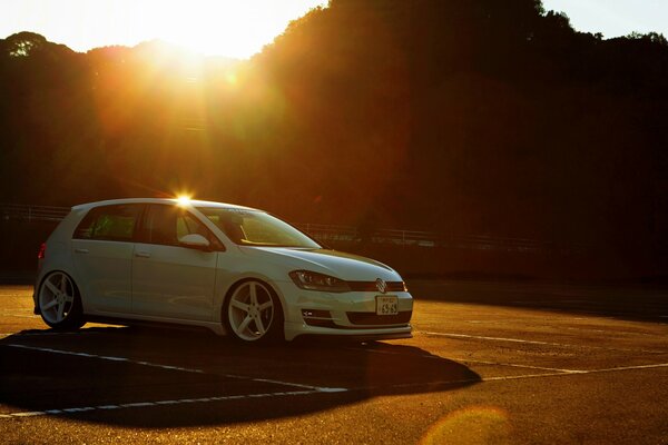 Voltswagen bianco al tramonto giallo