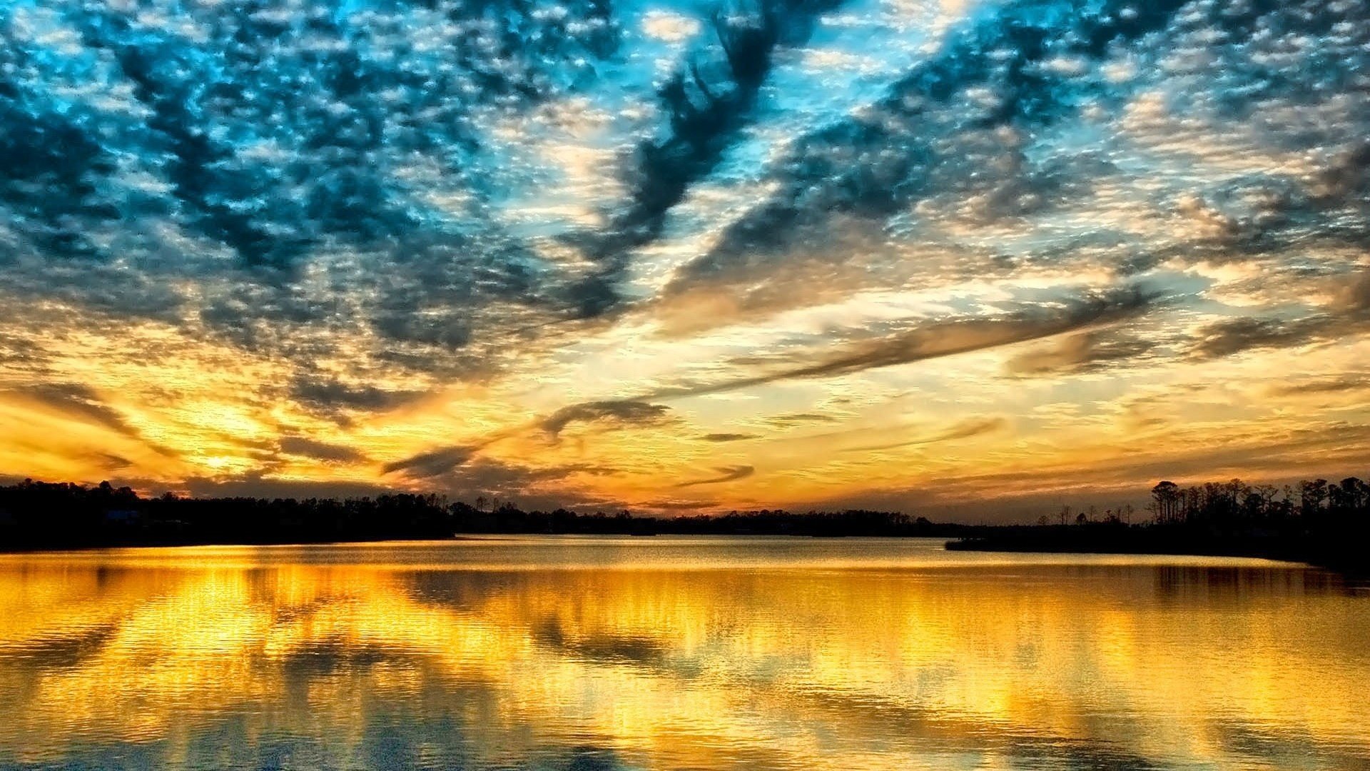 rayons jaunes ciel granuleux coucher de soleil ciel eau lac nuages nature paysage soir