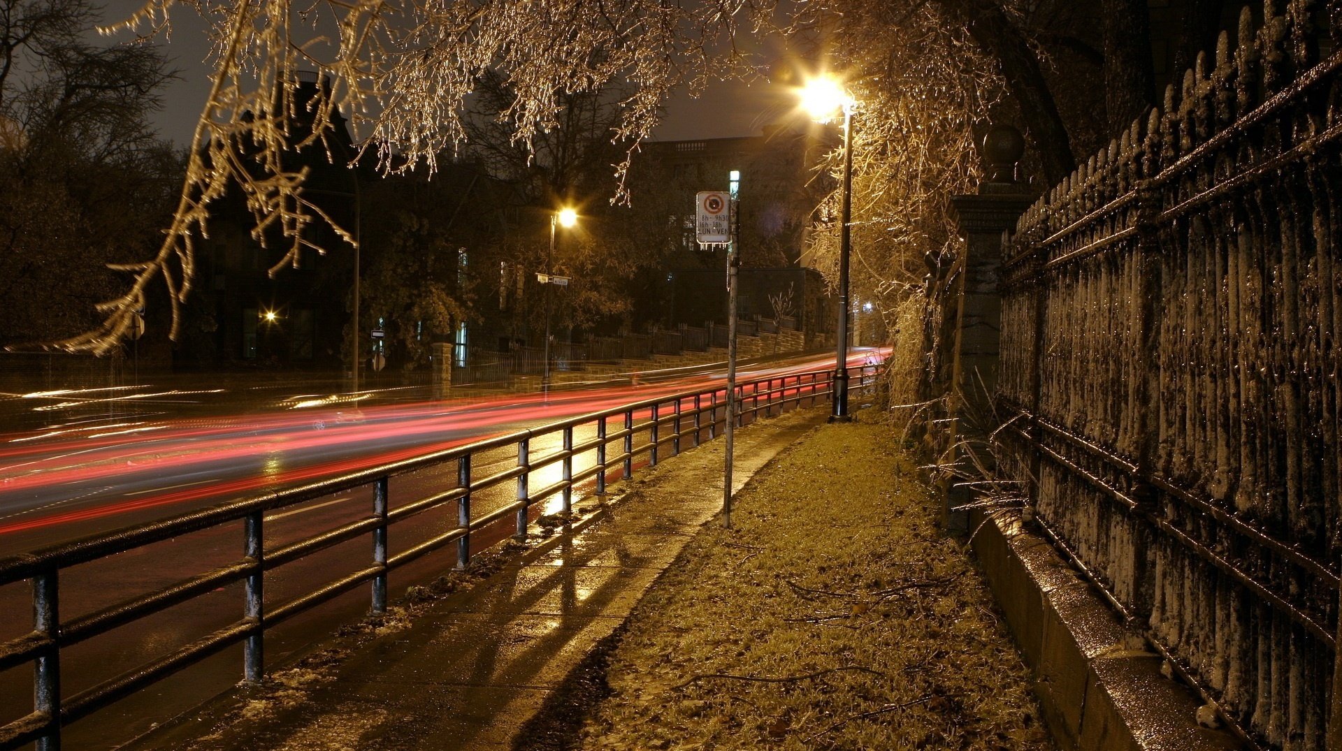 antik-zaun rote streifen stadt zaun bürgersteig abend lichter laternen helles licht straße