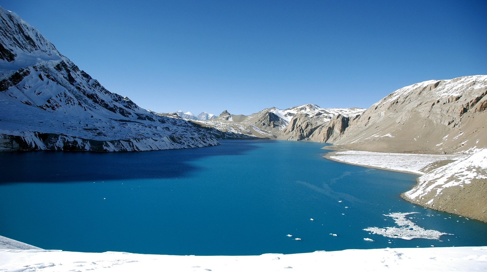 avalanches de neige hiver vodichka montagnes rivière hiver neige nord gel