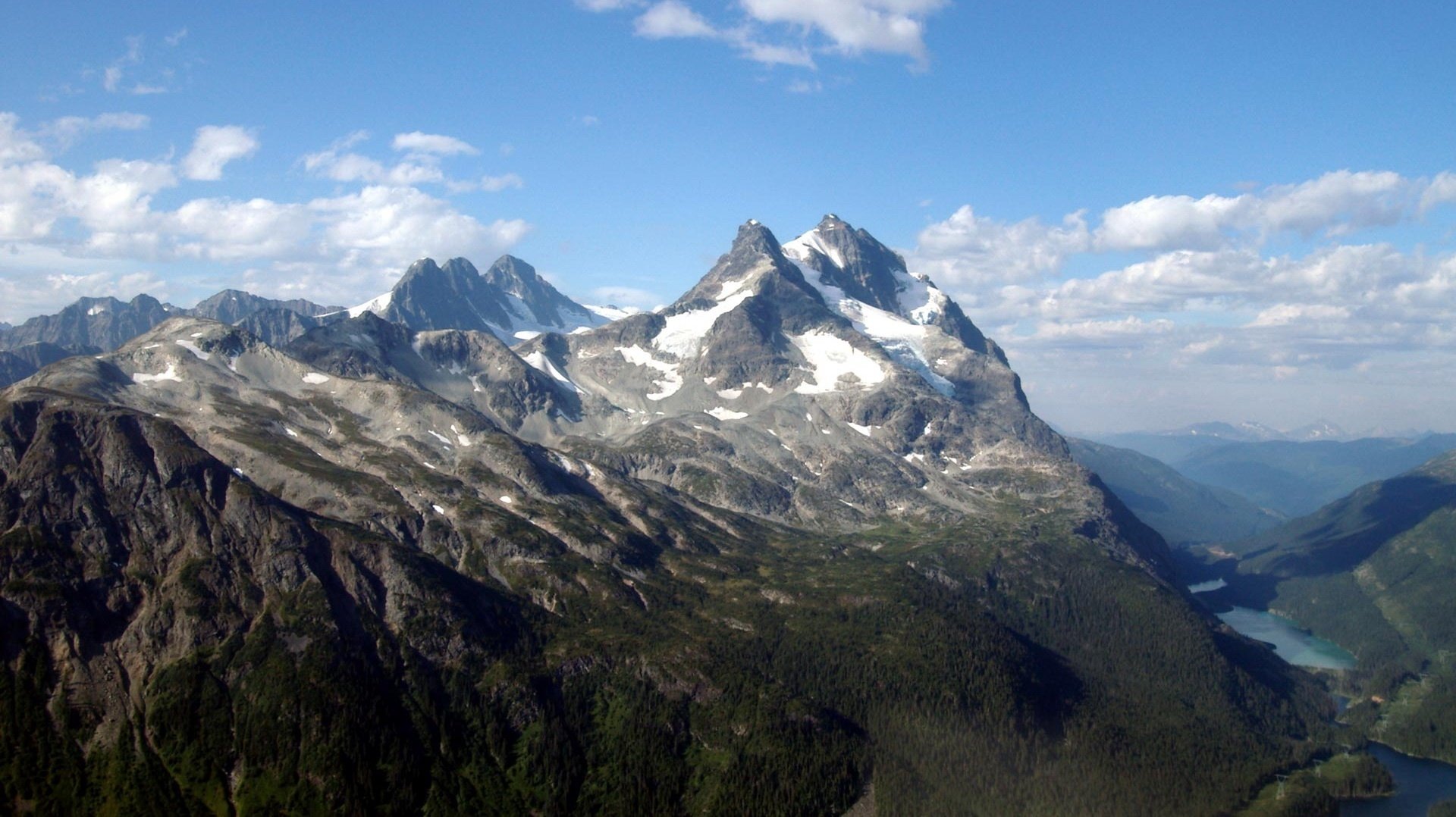 lontano dalla città rocce neve in cima alla testa montagne fiume cielo nuvole cime paesaggio natura altitudine