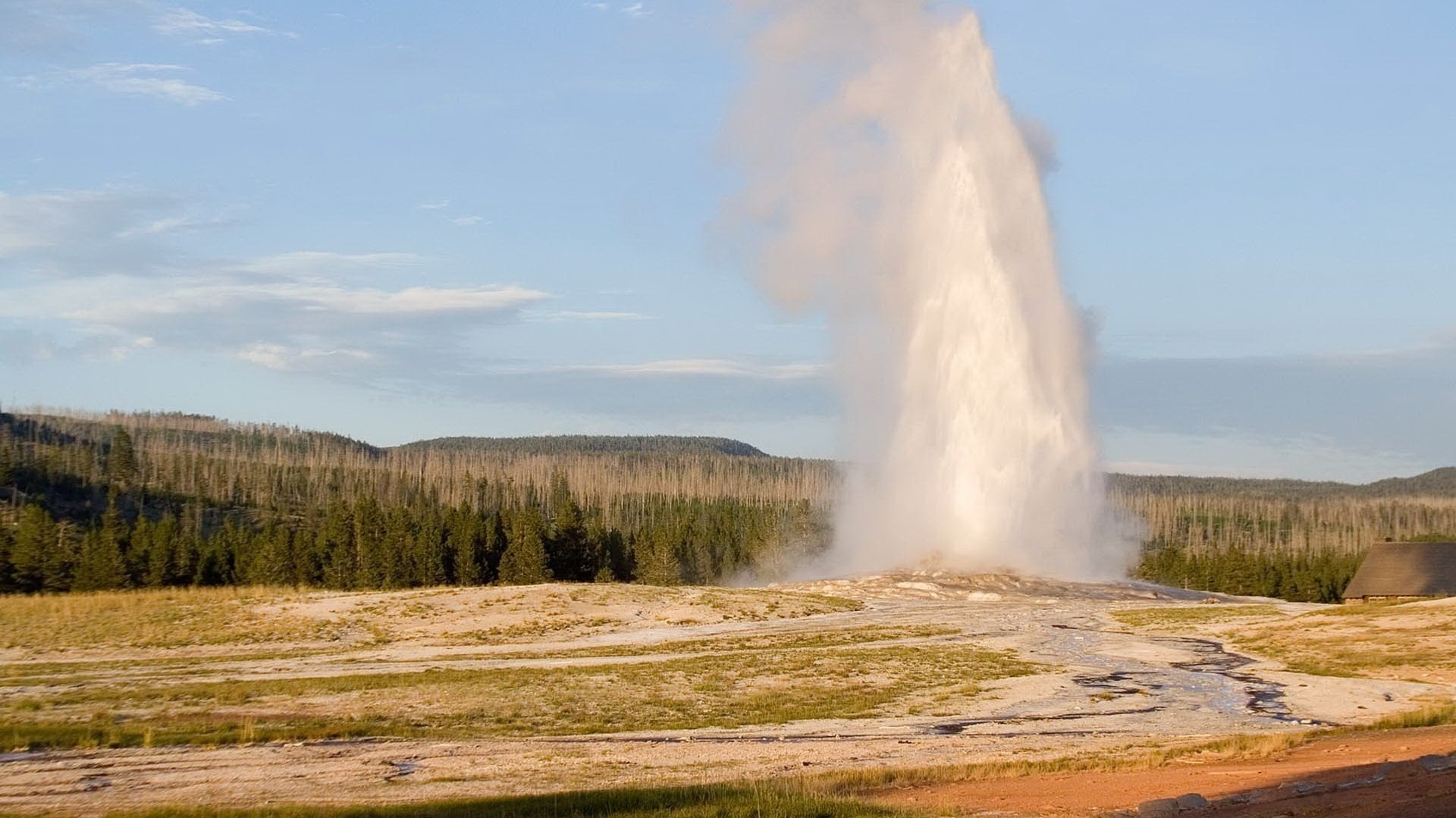 geyser sols sableux vodichka forêt ciel