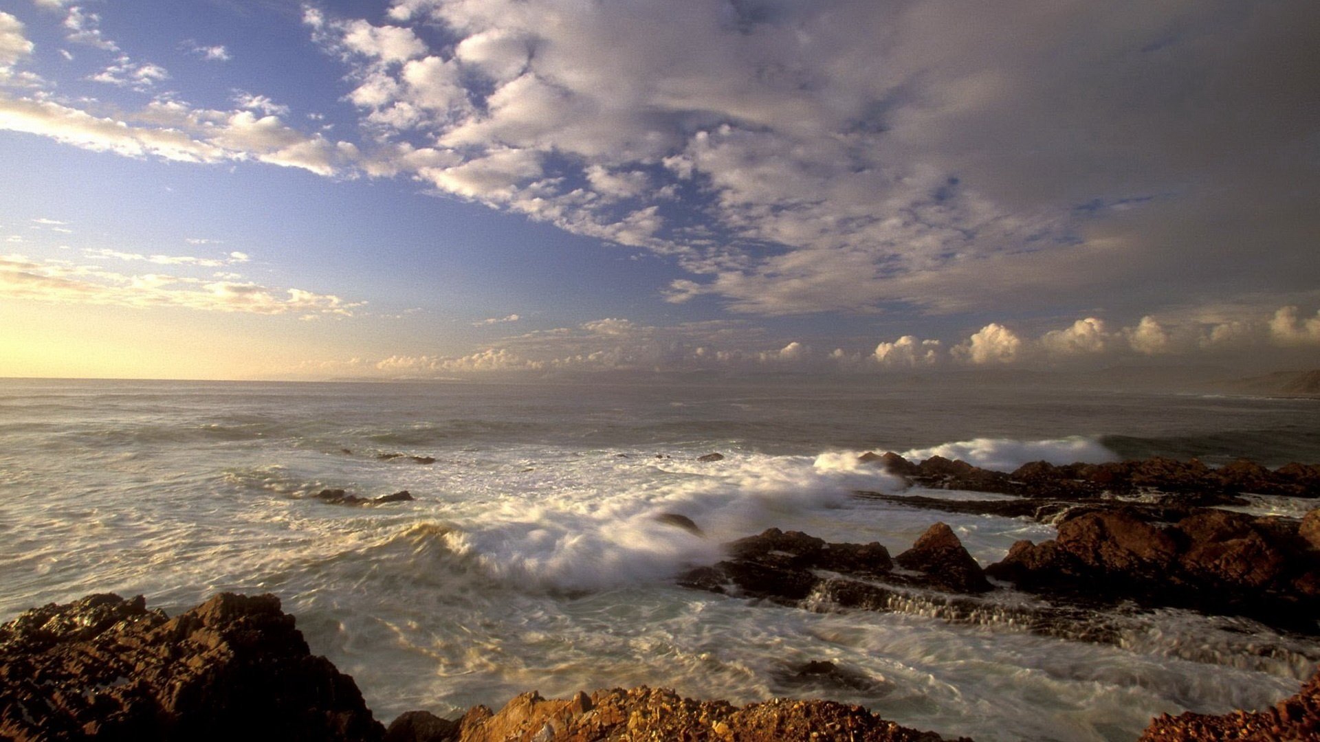 wellen mit schaum felsige küste sturm winter himmel meer sturm wellen abend sonnenuntergang wolken ufer felsen steine natur landschaft horizont