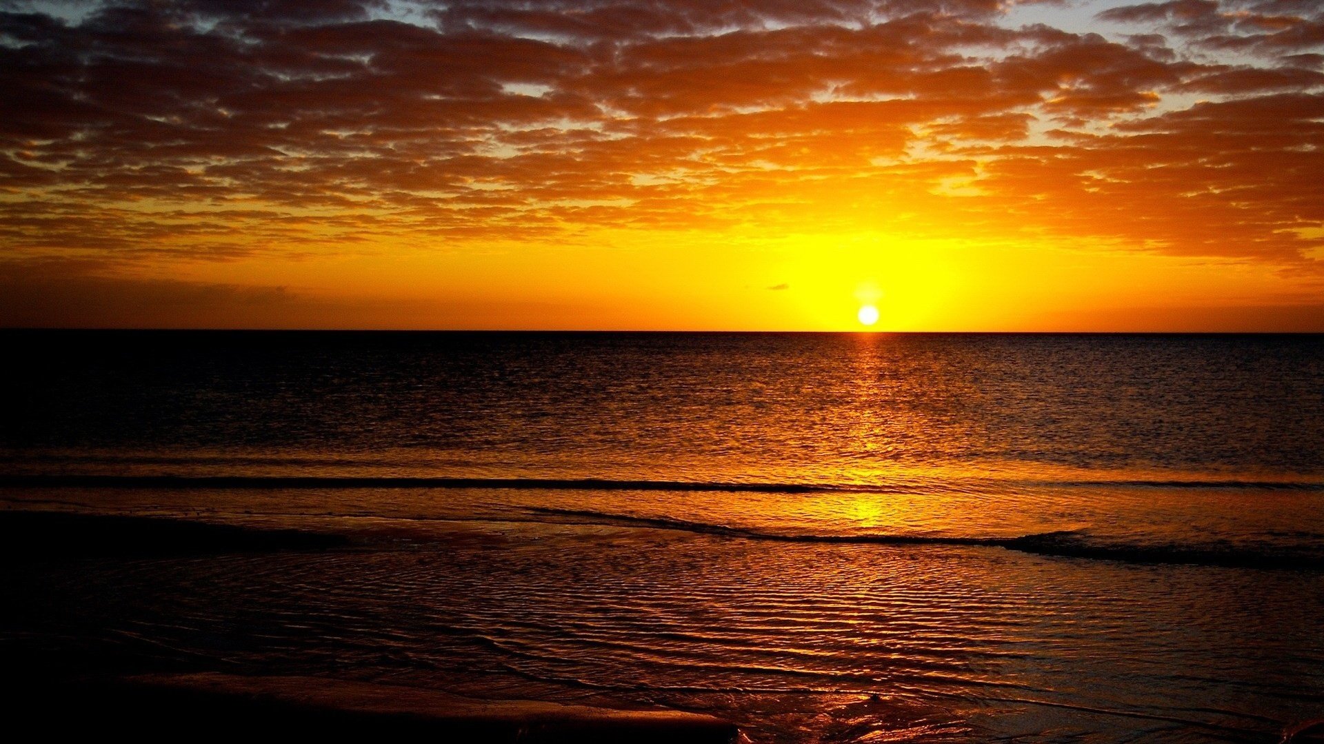 ciel de feu coucher de soleil vodichka eau mer paysage nuages romance soirée surf surface chemin sur l eau silence tranquillité