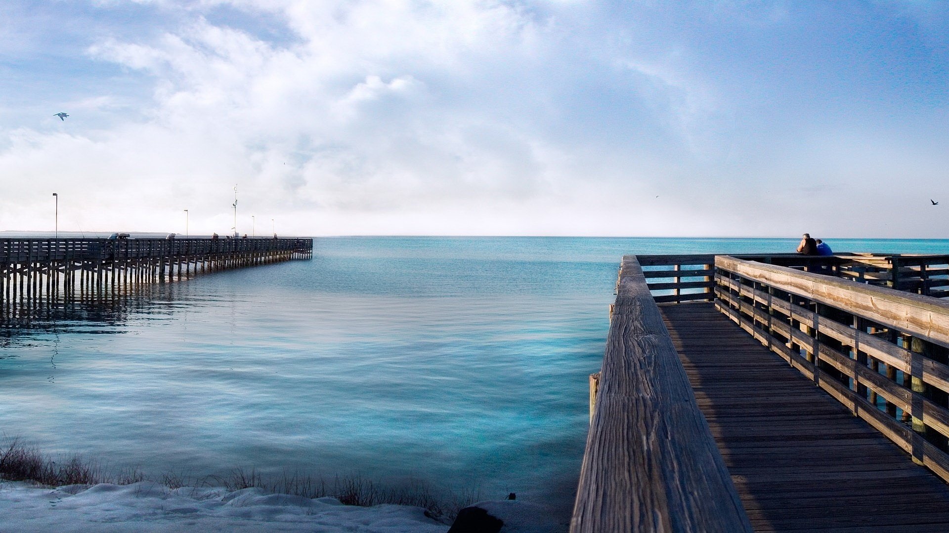 wasserspaziergang holzdeck ruhiges wasser wasser himmel meer pier pier horizont landschaft pier stille glatte oberfläche ruhe wolken türkis