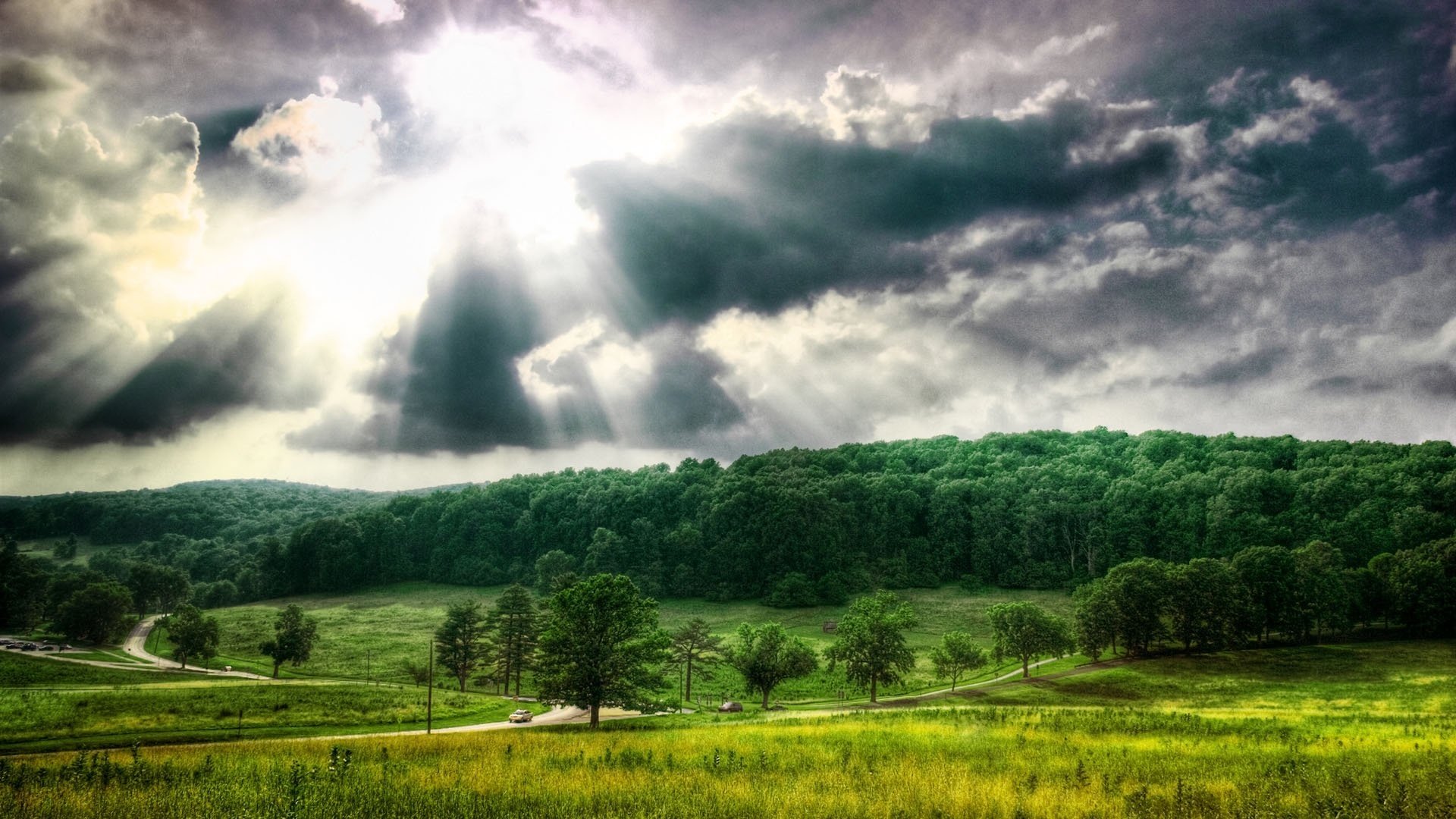 sonnenschein dichter wald feldwege wald himmel sonnenstrahlen wolken grün straße auto bäume gras sauberkeit luft rot ble natur straßen strahlen landschaft dickicht wiese feld