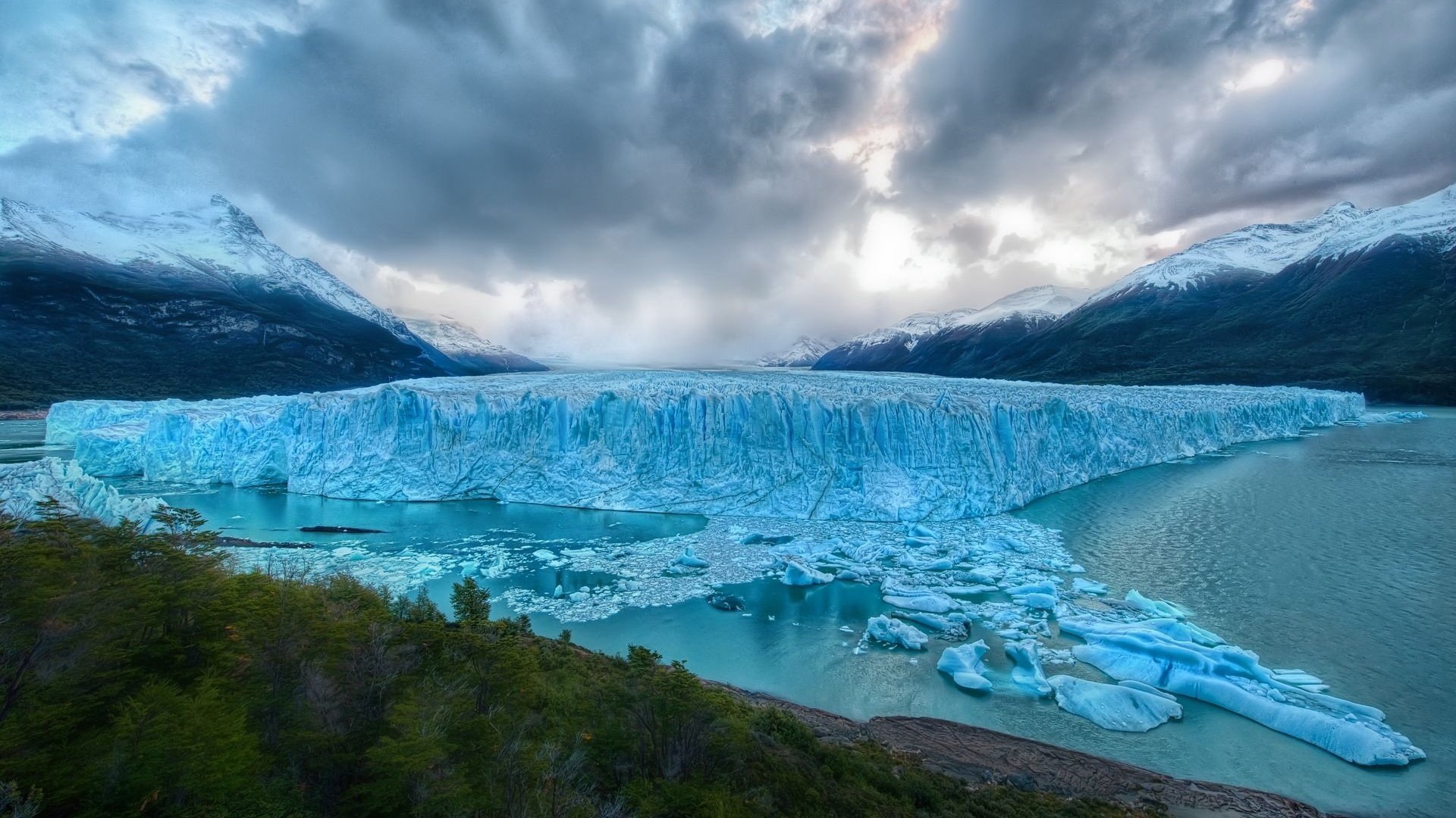 fragmentos de hielo agua frío iceberg hielo costa bosque montañas nevadas cielo nubes