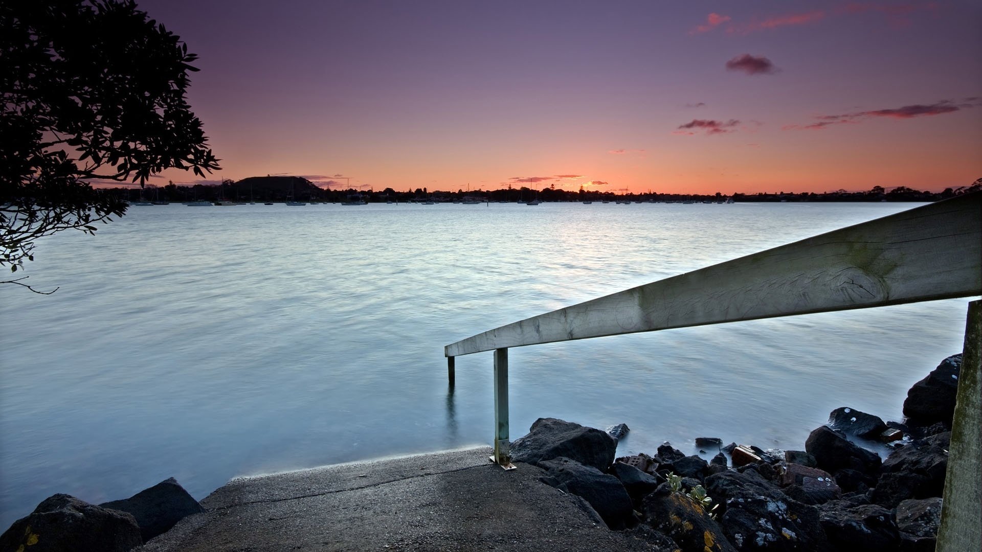 discesa lago di cristallo costa rocciosa tramonto acqua cielo discesa ringhiera lago pietre paesaggio vista natura sera