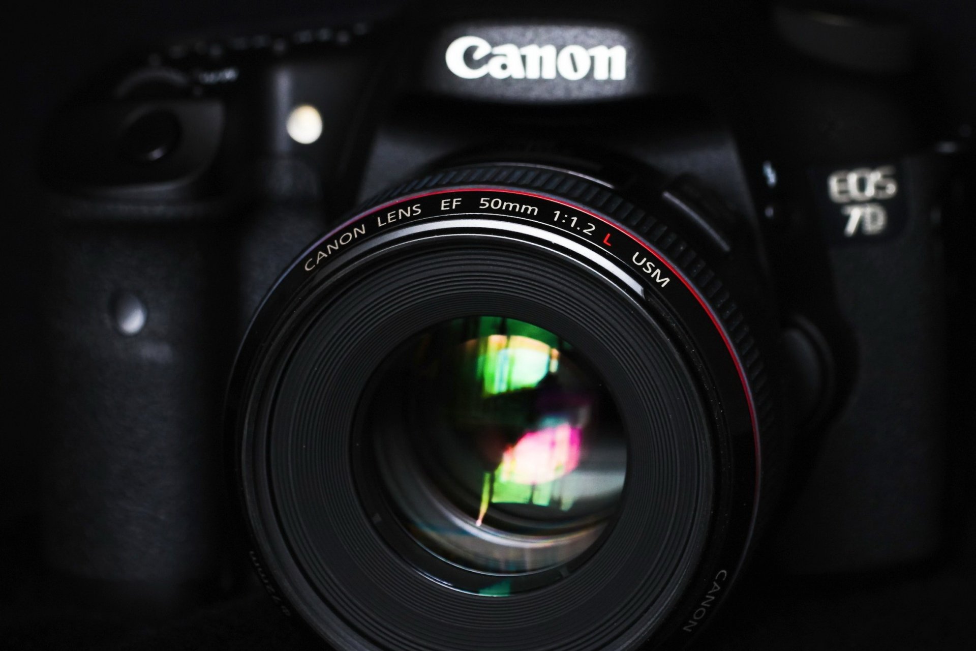 a camera canon eos 7d lens ef 50mm f / 1 2 l