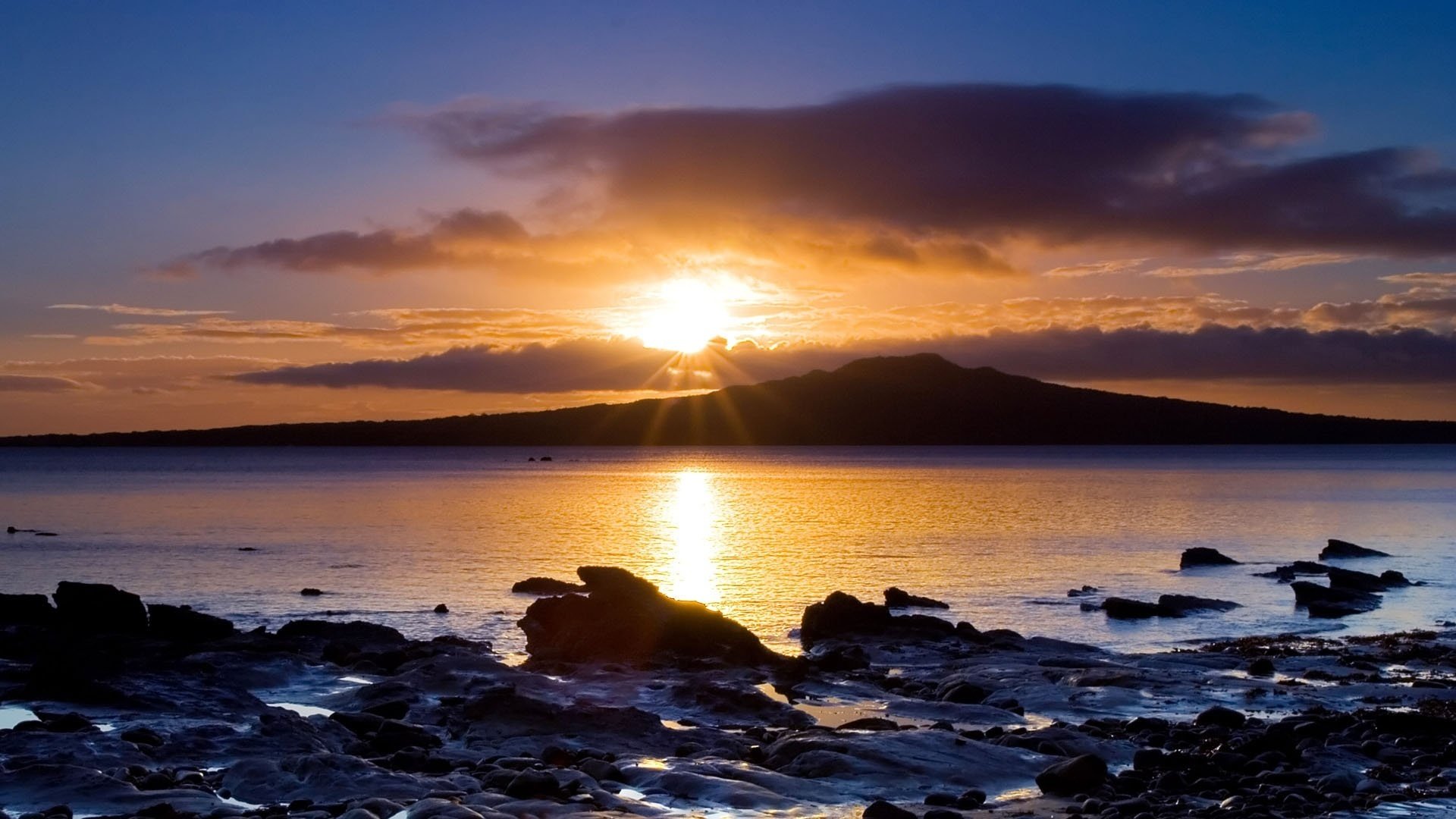 étoile brillante pierres au bord de l eau rayons coucher de soleil eau