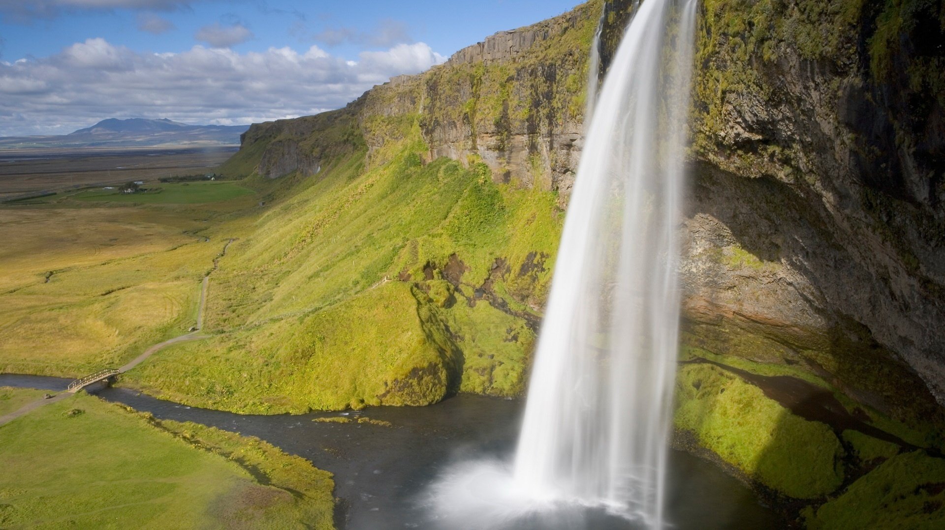 bellezza della natura cascata rocce rocce montagne scogliera fiume campo verde nuvole paesaggio natura corrente