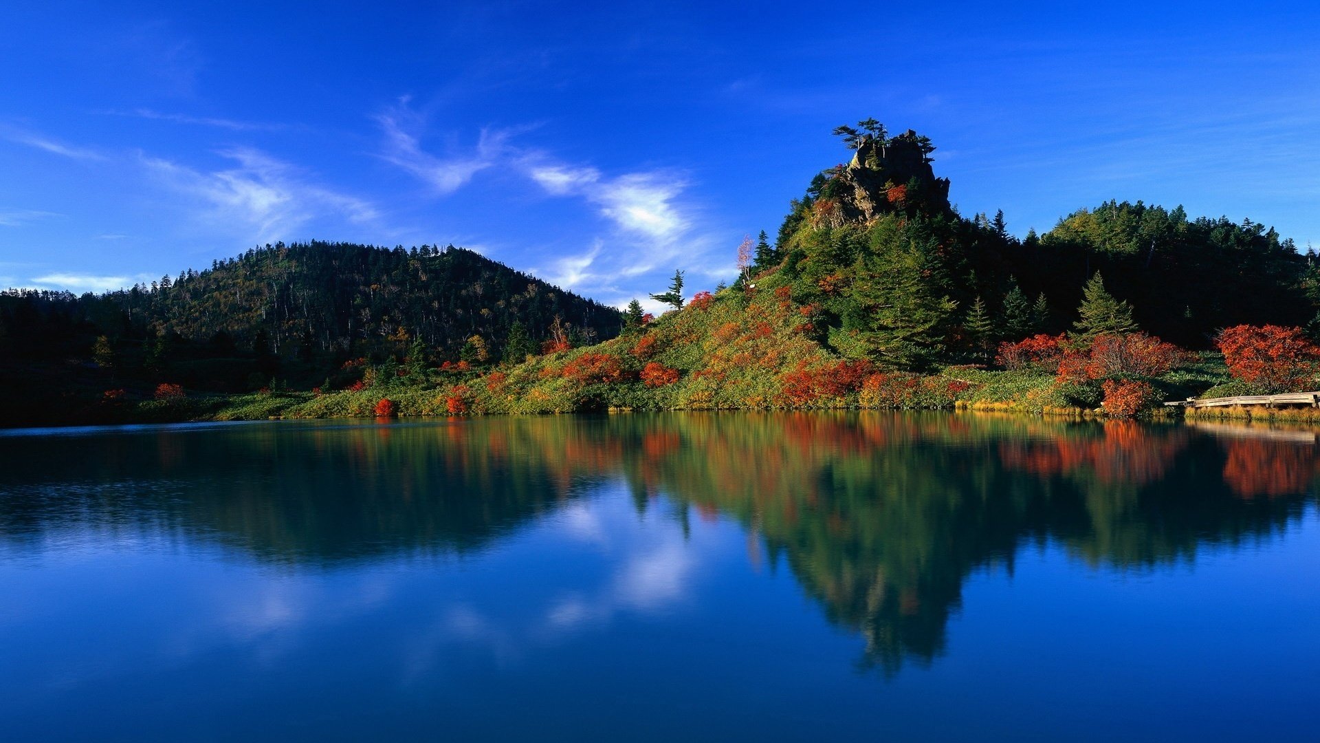 berg hügel rote büsche wasser berge himmel see blauer himmel blaues wasser reflexion herbstfarben landschaft natur schöne aussicht glatte oberfläche